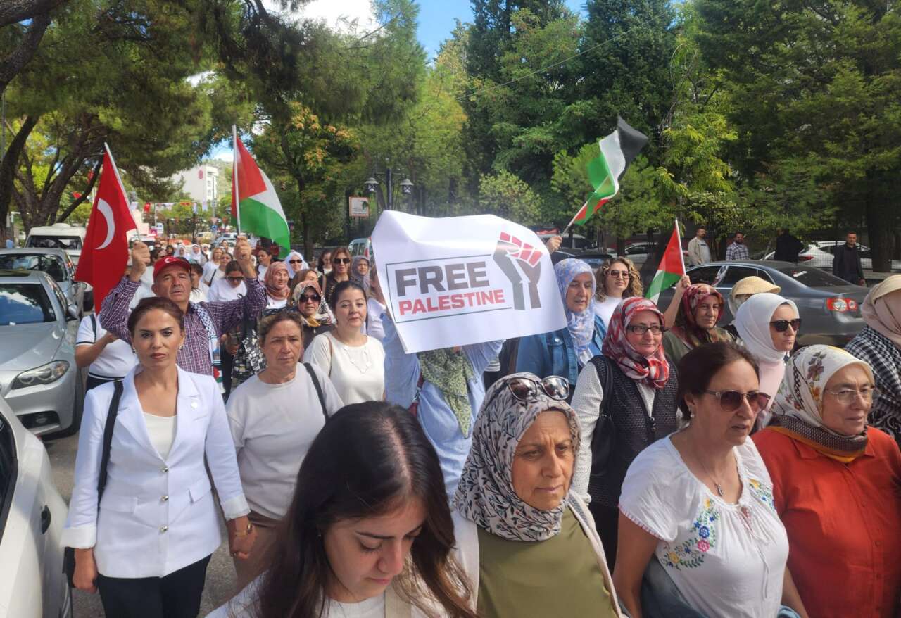 Muğla’da AK Partili Kadınlardan “Beyaz Kıyafetlerle” Sessiz Çığlık Eylemi 5